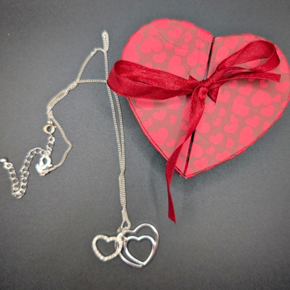 Vintage Avon 2011 Loving Moments Triple Heart Silver Tone Necklace In Heart Box - Picture 2 of 7